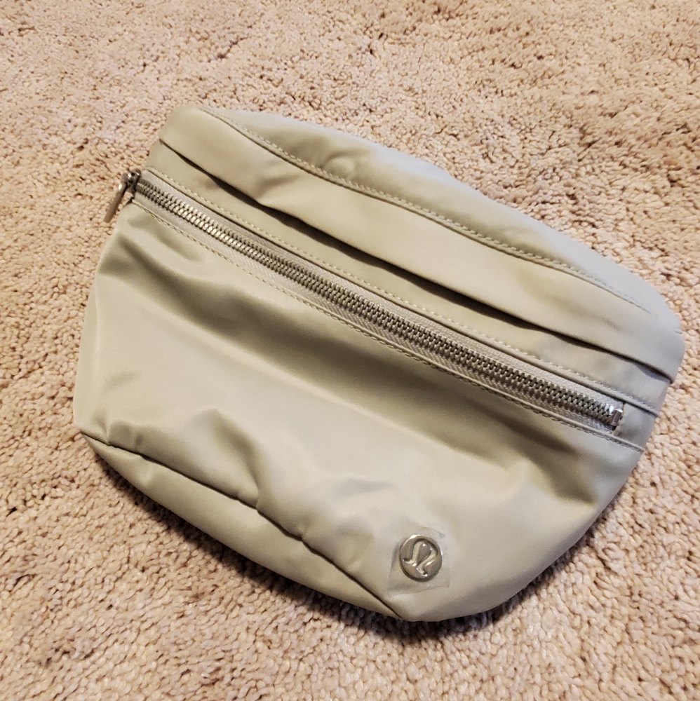 Lululemon city adventurer bell bag 2.5 L raw linen